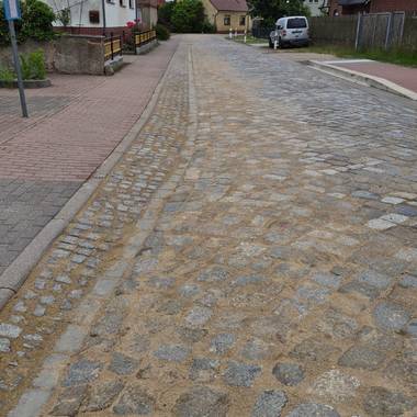 Blick auf die freigegebene Dorfstraße
